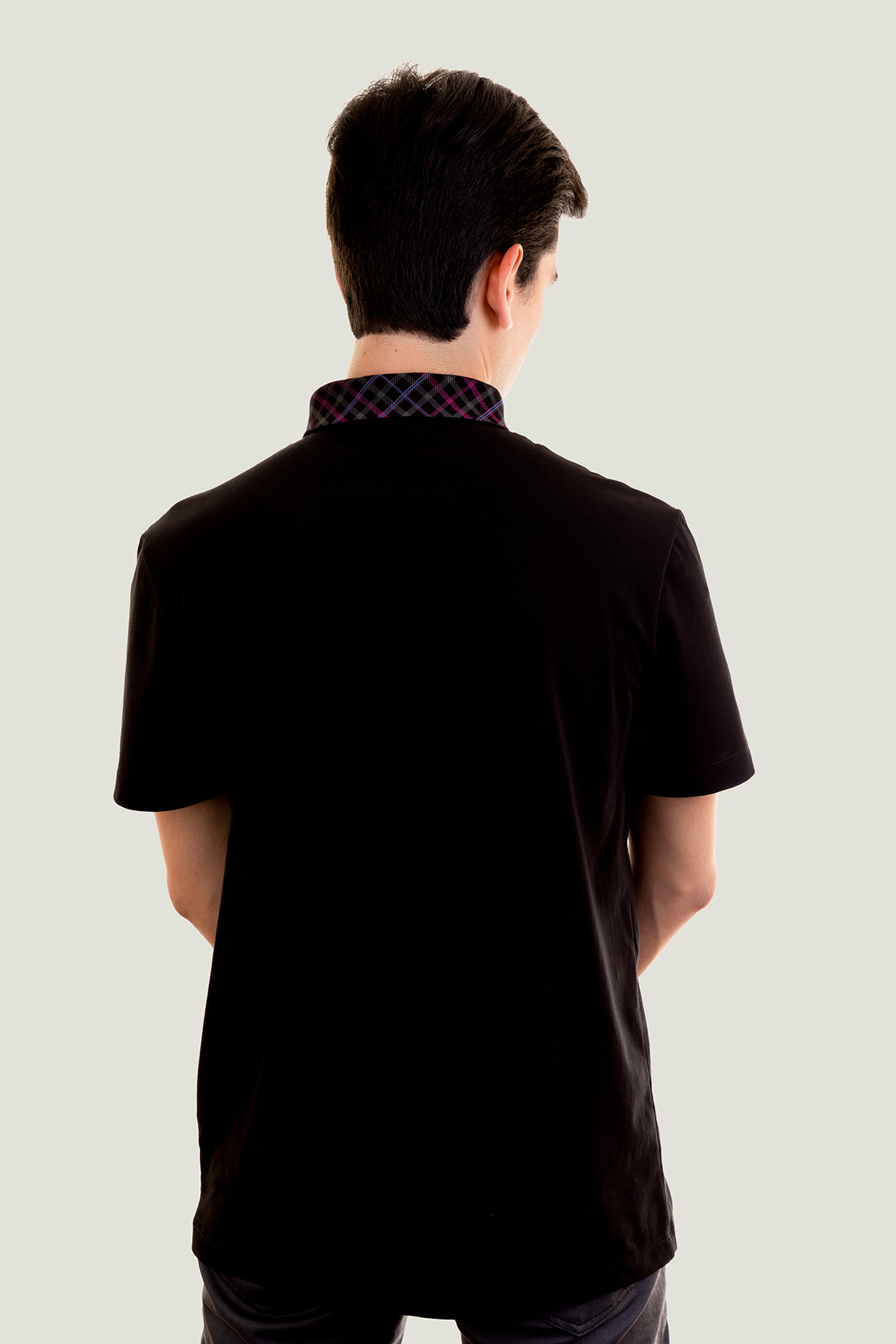 colorful-collar-black-espalda